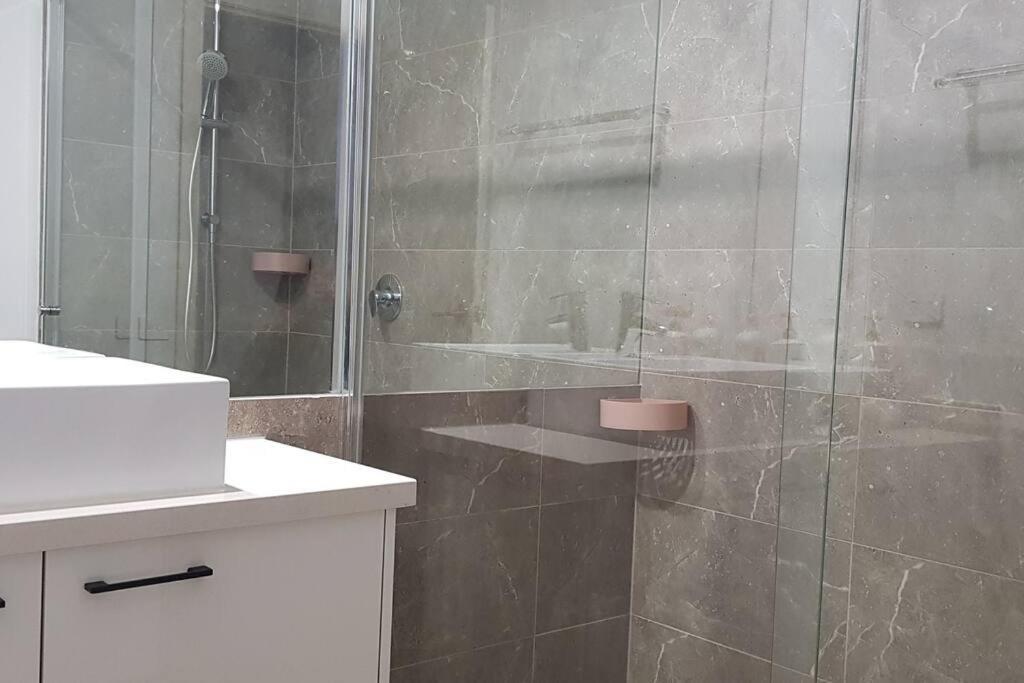 Riverview Spacious 3br2bath2car Wifipoolgym Crown * Melbourne
