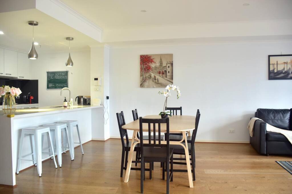 Riverview Spacious 3br2bath2car Wifipoolgym Crown * Melbourne