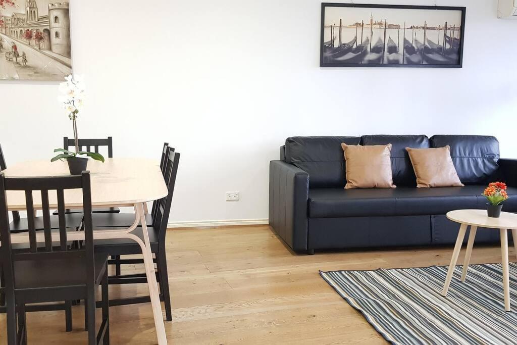 Riverview Spacious 3br2bath2car Wifipoolgym Crown Apartment Melbourne